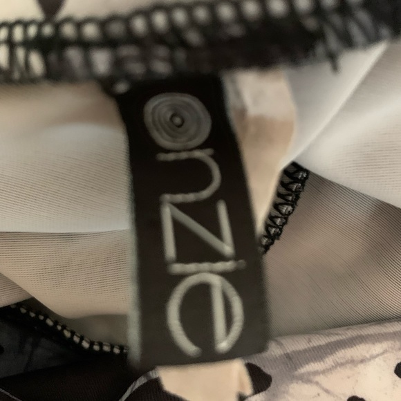 Onzie tropical leaf legging M/L - Picture 2 of 4